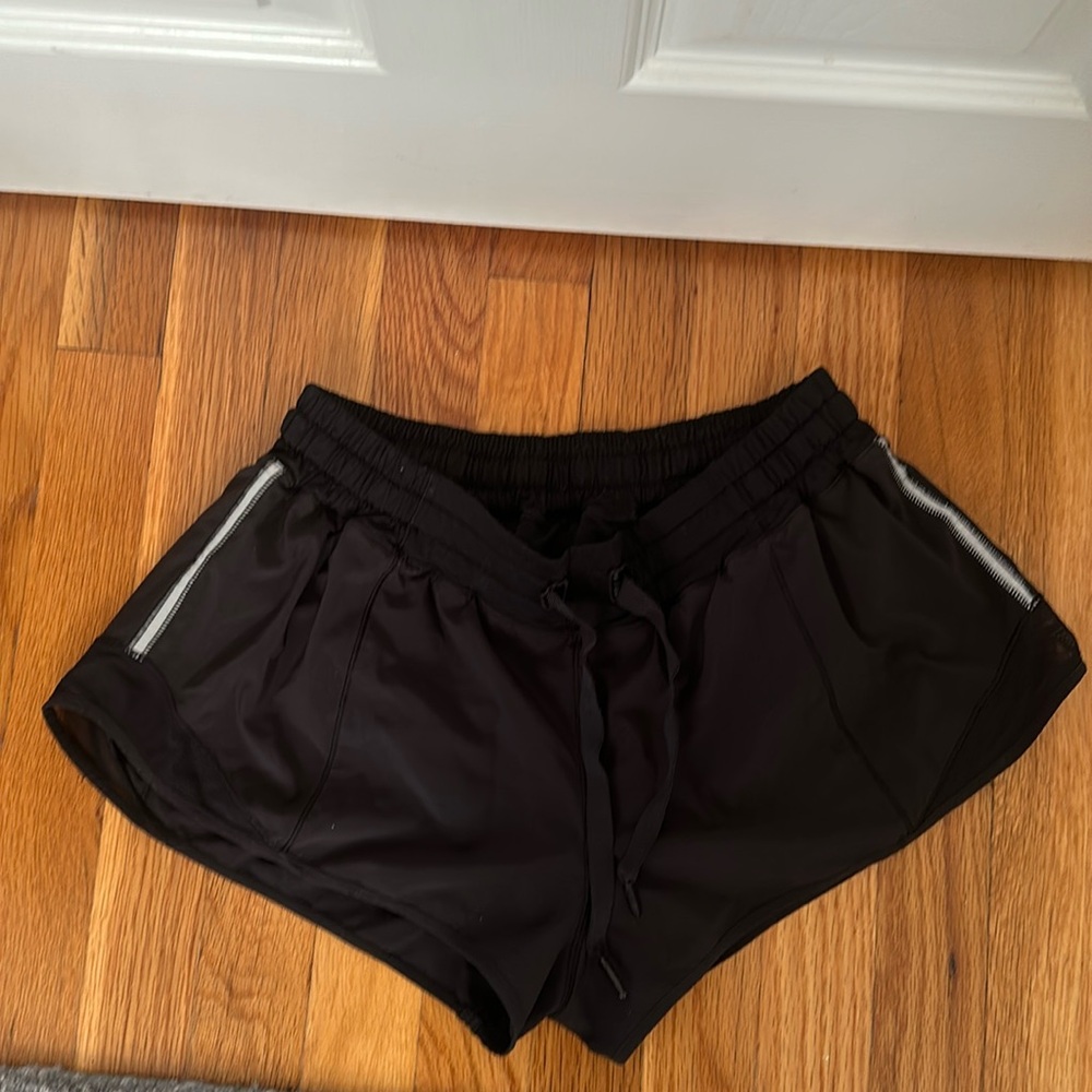 LULULEMON hotty hot low rise 2.5 inch short